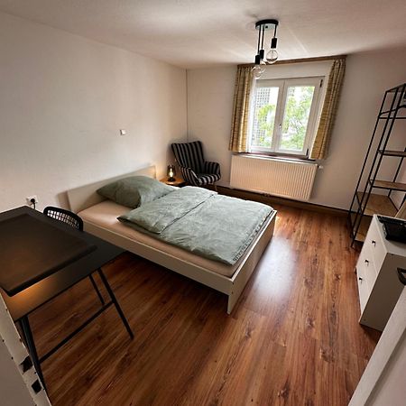 Einfaches Haus Mit Privatzimmern Und Gemeinschaftsraeumen Heilbronn Exteriör bild