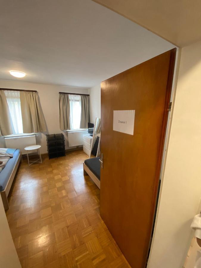 Einfaches Haus Mit Privatzimmern Und Gemeinschaftsraeumen Heilbronn Exteriör bild