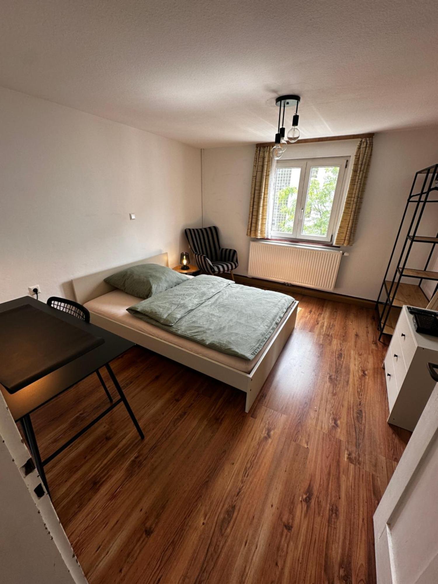 Einfaches Haus Mit Privatzimmern Und Gemeinschaftsraeumen Heilbronn Exteriör bild